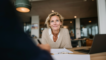 Luisterende vrouw
