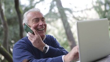 Bellende man achter laptop