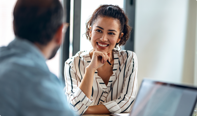 Twee collega's bespreken de nieuwste ontwikkelingen in finance.